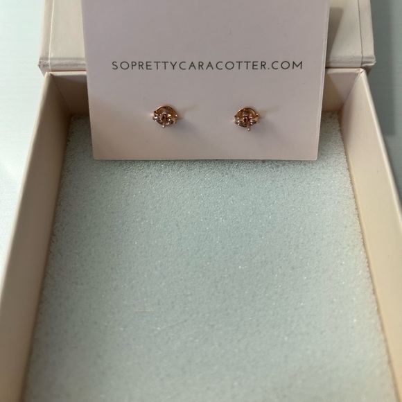 NIB So Pretty Cara Cotter Rose Gold Pearl Stud Earrings - Picture 2 of 3